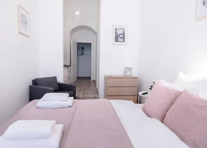 Brand New Studio With Aircon In The Center